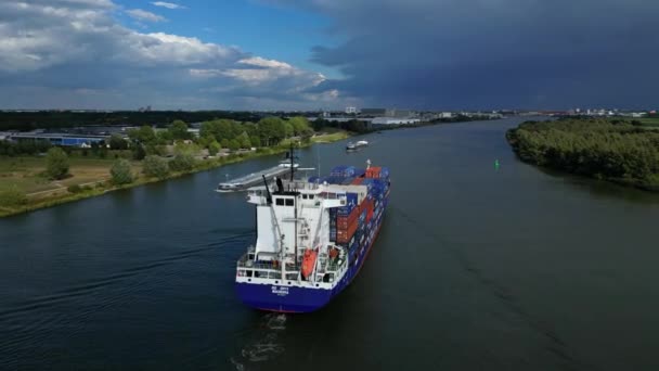 从空中俯瞰河运路线的交通 装有集装箱 沿着相反的方向绕过船只 运输和物流概念 Zwijndrecht — 图库视频影像