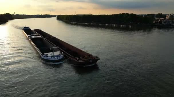 Lastfartyg Med Pråmar Anslutna Sidan Rör Sig Långsamt Lugn Flod — Stockvideo