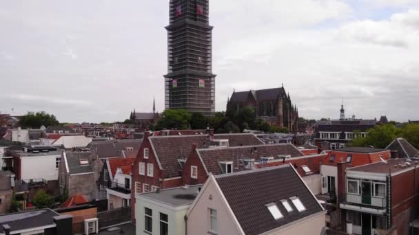 Drónok Emelkednek Fel Lakóházak Felett Utrechti Dom Torony Közelében Állványokkal — Stock videók