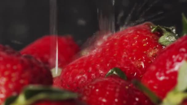Mutfak Musluğu Suyu Kırmızı Çileklerin Üzerine Sıçrıyor Kapat — Stok video