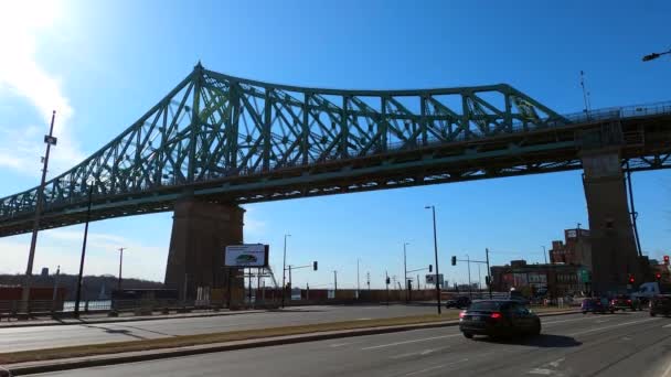 加拿大蒙特利尔市Jacques Cartier钢桥下的汽车和公共汽车交通 用于交通 建筑基础设施和工程的城市刚性金属高架结构 — 图库视频影像