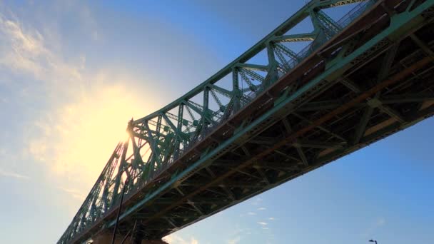 加拿大蒙特利尔市Jacques Cartier钢桥落日低角视图 城市刚性高金属结构 用于交通 建筑基础设施和工程 — 图库视频影像