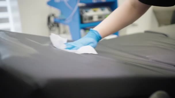 Operasyondan Önce Ameliyathane Personeli Ameliyat Masasını Temizliyor — Stok video