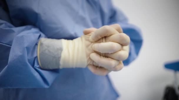 Cerrah Ameliyattan Önce Yavaş Çekimde Lateks Eldiven Takıyor — Stok video