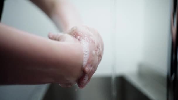 手术前 外科医生一边洗手一边擦拭双手 场的慢动作和浅层深度 — 图库视频影像