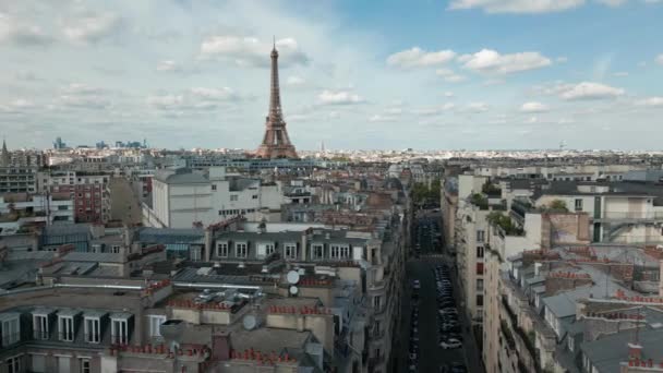 Drone Volando Sobre Los Tejados París Con Tour Eiffel Fondo — Vídeos de Stock