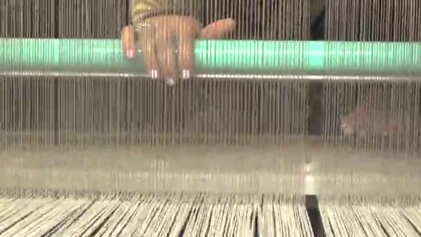 用线织着的织布机 地毯是用线缝制的 手工操作与线程 今天的工作很老套 — 图库视频影像