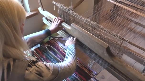 糸のある織機が動いている 糸で縫ったカーペット スレッドを扱う 今日は昔ながらの仕事だ — ストック動画
