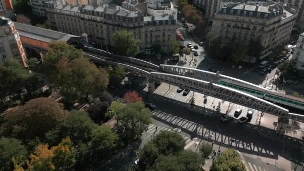 Pociąg Metra Dojeżdża Stacji Motte Picquet Grenelle Centrum Paryża Aerial — Wideo stockowe