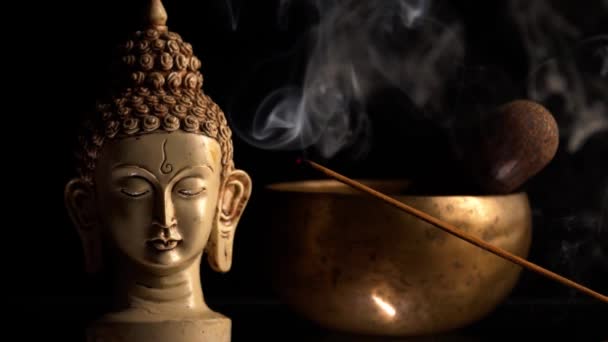 Burning Θυμίαμα Ραβδί Στο Παρασκήνιο Της Buddha Και Tibetan Μπολ — Αρχείο Βίντεο