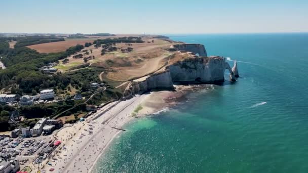Fransa Güneşli Bir Günde Kayalıklarla Birlikte Etretat Güzel Kıyı Şeridi — Stok video