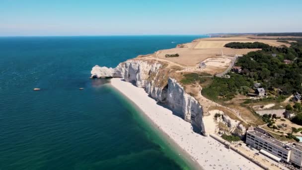 法国埃特雷塔有沙滩和蓝色海的著名悬崖峭壁的空中全景拍摄 背景在阳光下的农田 — 图库视频影像