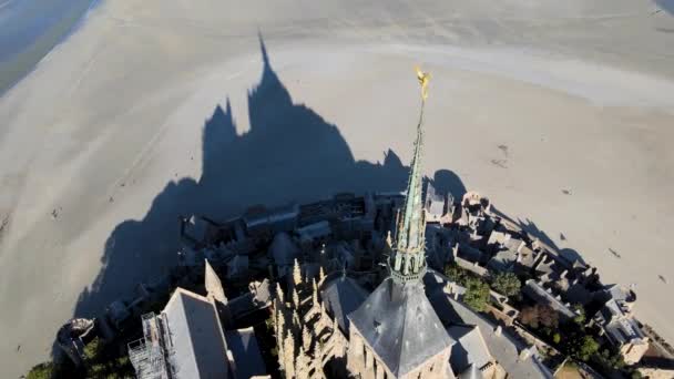프랑스의 몽생미셸 교회의 꼭대기에 조각상을 전시하는 급경사의 — 비디오