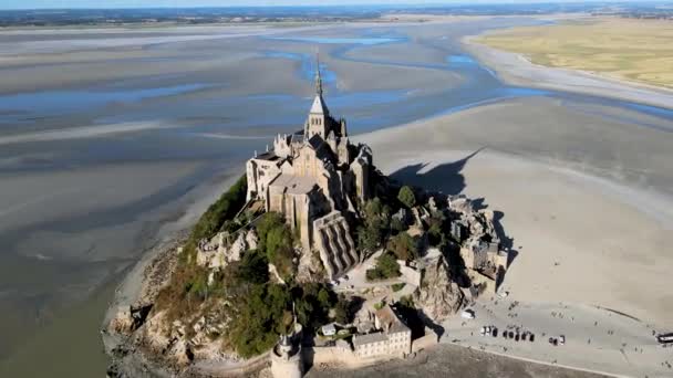 Vista Aérea Órbita Majestuosa Iglesia Del Mont Saint Michel Francia — Vídeos de Stock