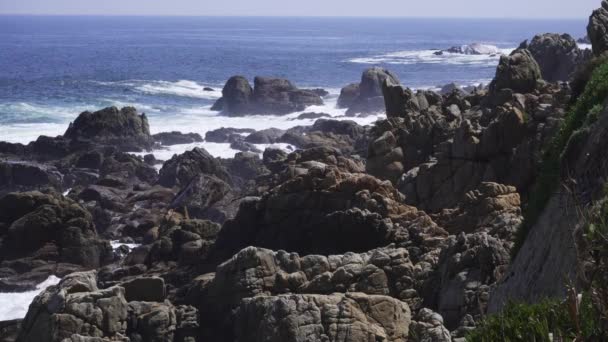 Ocean Waves Crashing Rocks Summer Широкие — стоковое видео