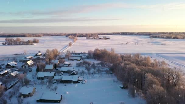 Aldeia Rural Remota Coberta Neve Durante Queda Neve Drone Aéreo — Vídeo de Stock