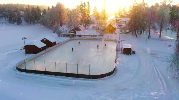 Goldener Wintersonnenuntergang Während Die Menschen Auf Dem Zugefrorenen See Eishockey — Stockvideo