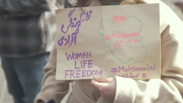 Mahsa Amini死后手持 妇女生活自由 标志的妇女 — 图库视频影像