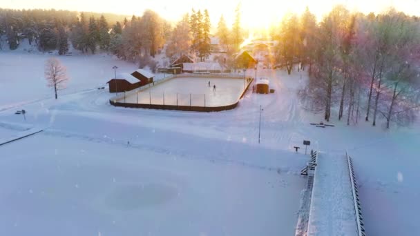 Ντόπιοι Που Παίζουν Χόκεϊ Επί Πάγου Κατά Διάρκεια Της Χιονόπτωση — Αρχείο Βίντεο