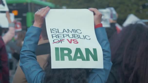 Mulher Segurando Cartaz República Islâmica Irã Protesto Regime Iraniano Dublin — Vídeo de Stock