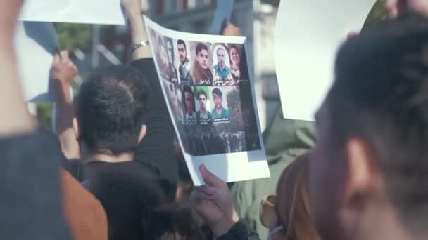 Cartaz Com Mortos Sob Regime Islâmico Iraniano Protesto Dublin — Vídeo de Stock