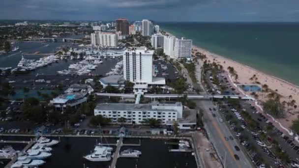 Αεροφωτογραφία Των Κτιρίων Του Ξενοδοχείου Δίπλα Στο Νερό Κοντά Μια — Αρχείο Βίντεο