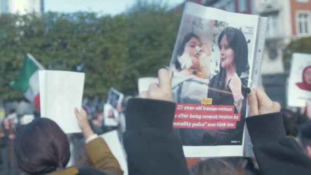 Manifestantes Comemorando Mahsa Amini Regime Iraniano Protestam Contra Dublin — Vídeo de Stock