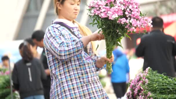 中国云南昆明 2022年9月1日 美丽的卖家在昆明杜南花市整理她的花朵 亚洲最大的花卉市场 4K视频 — 图库视频影像