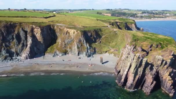 夏の日にアイルランドの崖の下のビーチ — ストック動画