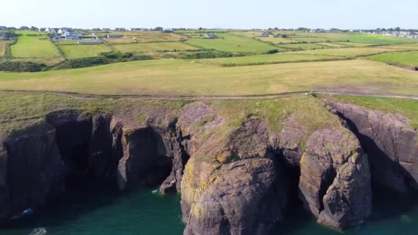 爱尔兰的大悬崖 从大海中央眺望 — 图库视频影像
