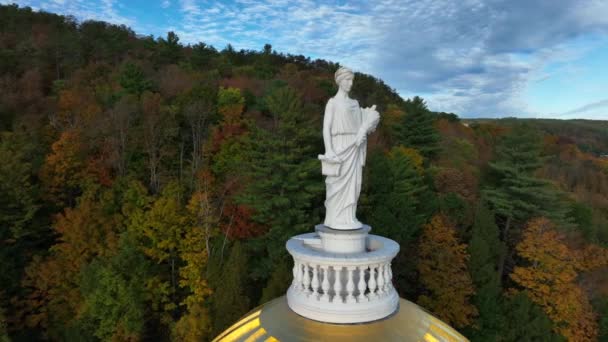 バーモント州家の上に像 彫刻と首都の金のドームのショットを確立空中を周回 ニューイングランドの秋の色 — ストック動画