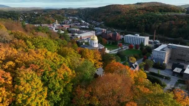 Herbstliches Laub Montpelier Vermont Höhenflug Richtung State House Gebäude Tal — Stockvideo