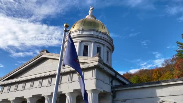 Флаг Вермонта Развевается Возле Здания Капитолия Штата Эмблема Штата Монпелье — стоковое видео