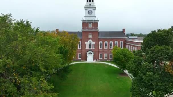 Wznoszące Się Zdjęcie Piedestału Budynków Murowanych Kampusie Dartmouth College Budynki — Wideo stockowe