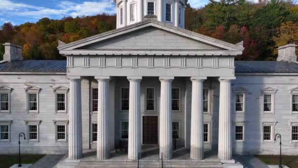 Een Luchtopname Van Het Vermont State House Herfst Kleuren Bomen — Stockvideo