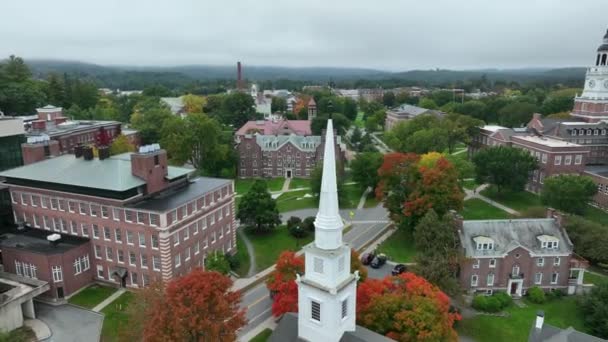 Videografía Drones Del Campus Dartmouth College Día Nublado Otoño Mañana — Vídeos de Stock