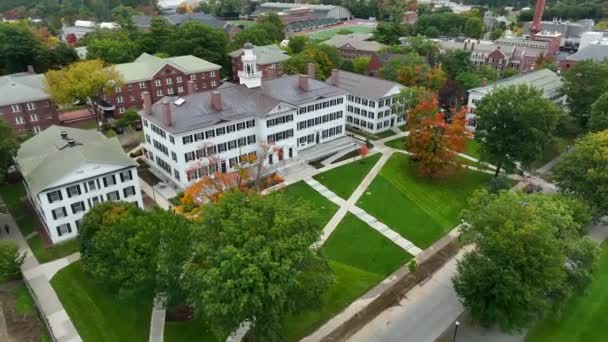 Luchtbeelden Van Campus Van Dartmouth College Herfst Zijwandelingen Academisch Gazon — Stockvideo