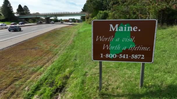 Fronteira Estado Maine Assinatura Boas Vindas Longo Estrada Ocupada Vista — Vídeo de Stock