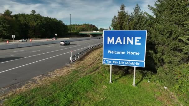 Maine Amerika Nın Kuzeyindeki Eyalettir Eyalet Sınır Tabelası Otobanda Trafik — Stok video