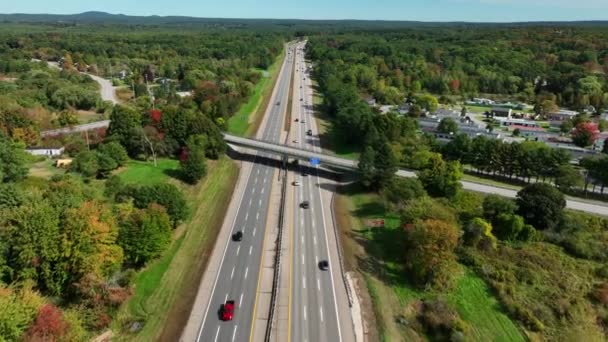 Bilar Kör Motorvägen Höstsäsongen Motorväg Mellan Delstaterna Usa Amerikas Reseämne — Stockvideo