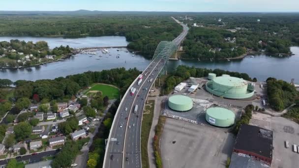 Portsmouth New Hampshire Ile Kittery Maine Arasındaki Piscataqua Nehri Köprüsü — Stok video