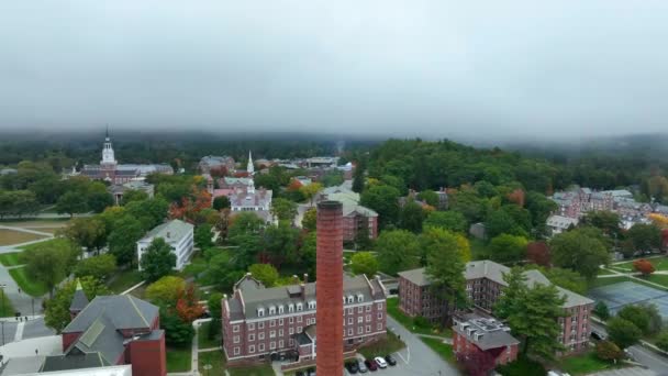 北東部の大学キャンパスの空中撮影を禁止します 曇り空の下で紹介されている学術的な芝生と寮 — ストック動画