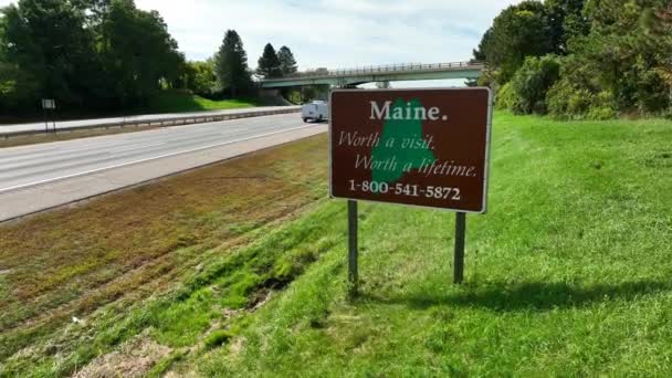 Maine Välkommen Skylt Längs Upptagen Motorvägen Statsgränsen Till Kanada — Stockvideo