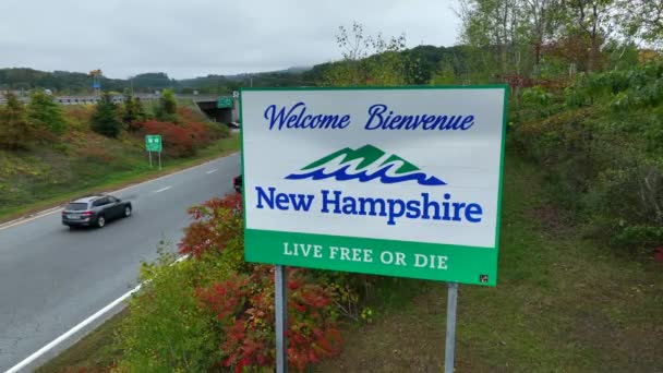 State Border New Hampshire Autumn Live Free Die Bienvenue Sign — Stock Video