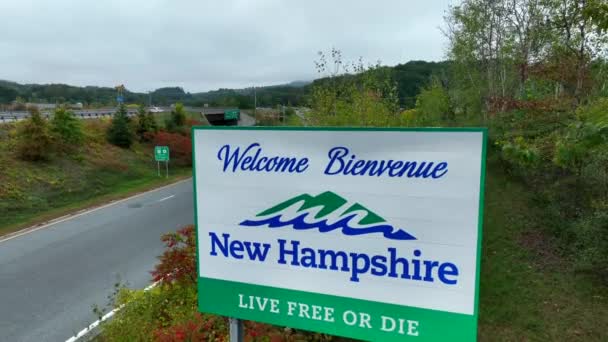欢迎来到新罕布什尔州州界的Bienvenue标志 自由生活或死亡的口号 空中升空射击 — 图库视频影像