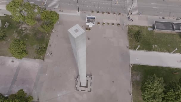 Hart Plaza Detroit Monumento Descendo Para Revelar Woodward — Vídeo de Stock