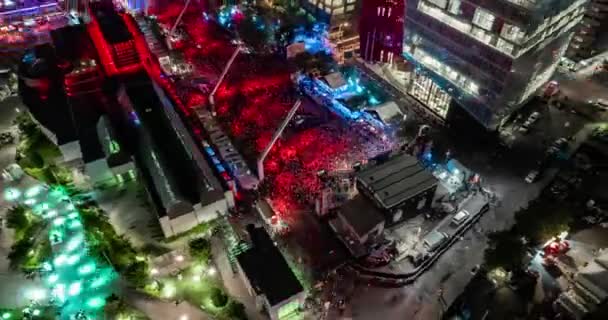 空中时间与许多人一起观看夜晚的音乐节 — 图库视频影像