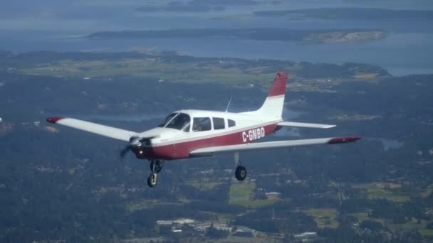 Piper Aircraft Guerreiro Voando Disparado Outro Avião — Vídeo de Stock