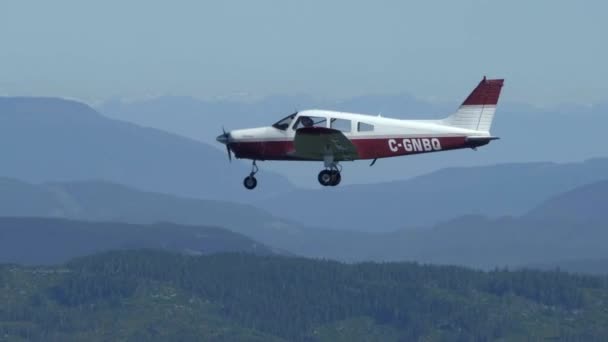 Vista Aire Aire Del Avión Volando Sobre Terreno Montañoso Día — Vídeos de Stock