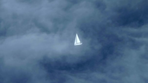 Морські Вітрильники Пливуть Спокійному Океані Літаки Повітряного Огляду Тонкі Хмари — стокове відео